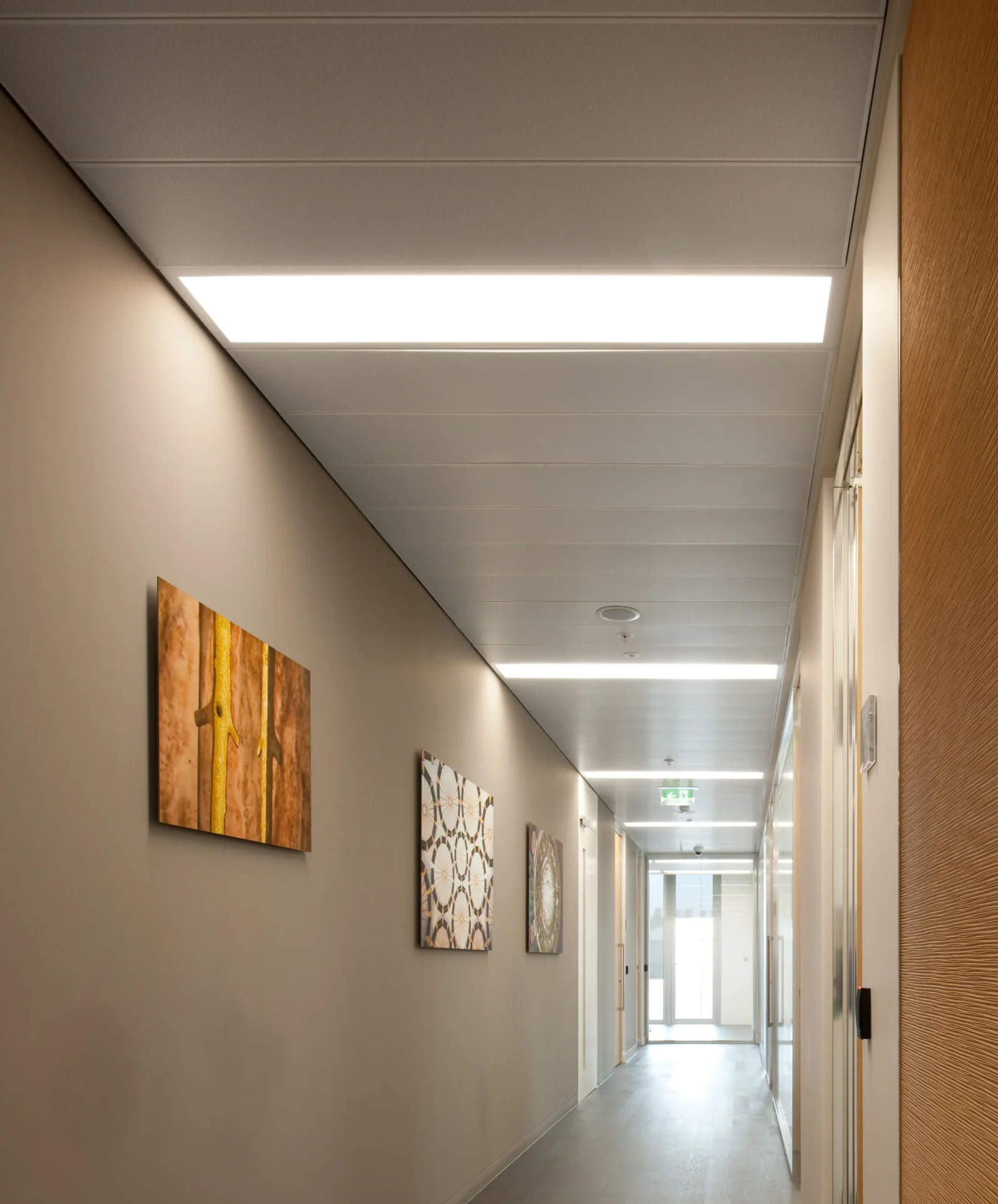Corridor application with integrated lighting and floating edge detail