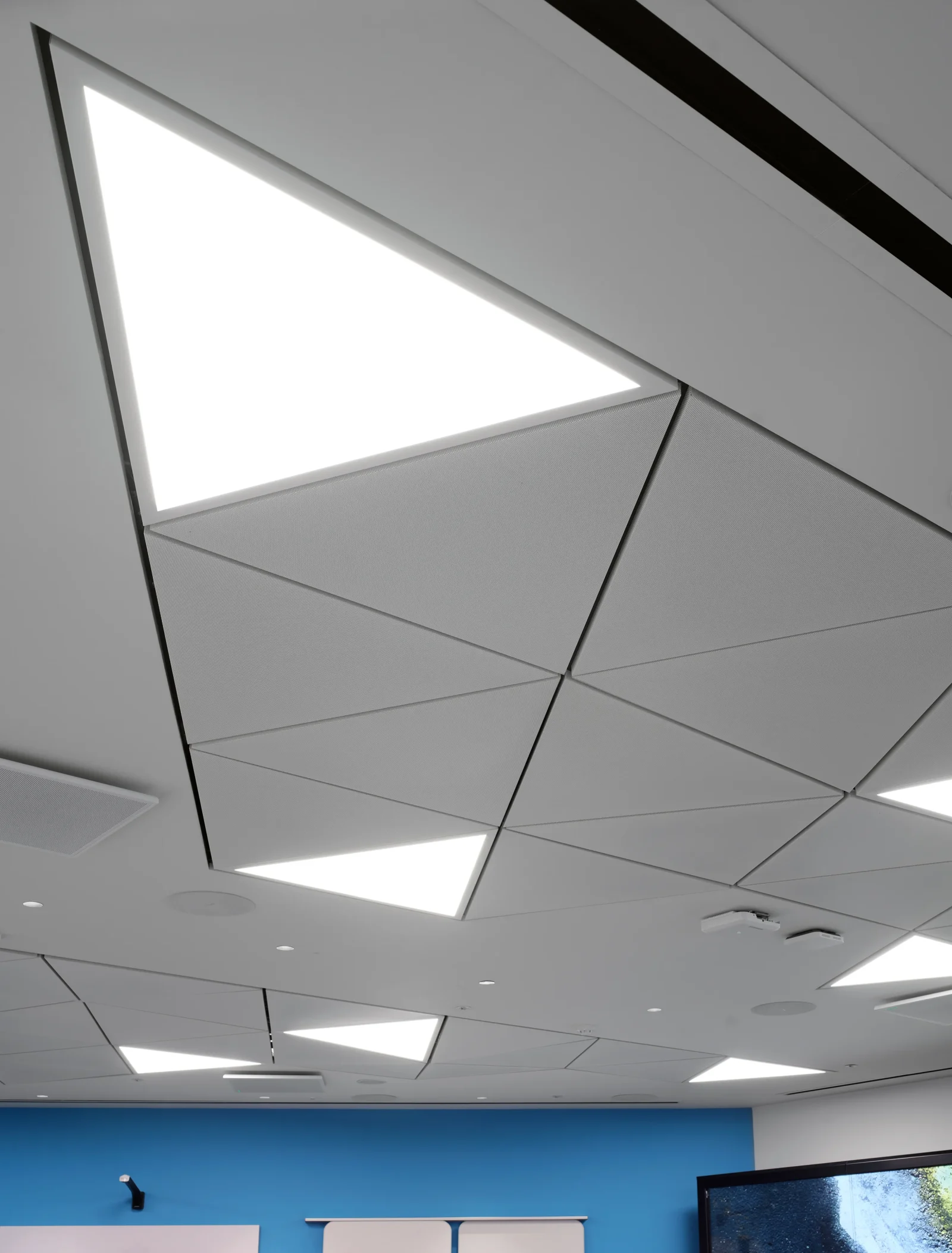 Plasterboard surround with equilateral triangles
