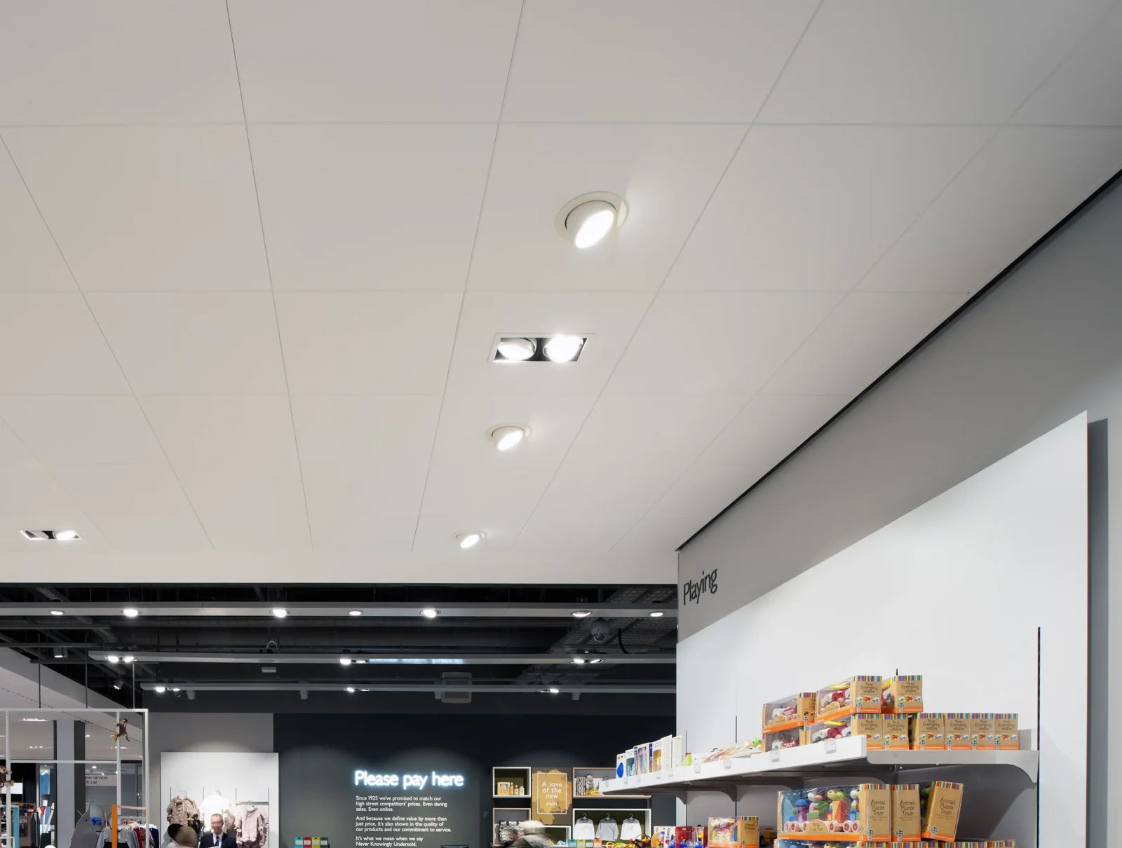 Wall-to-wall configuration with square tiles