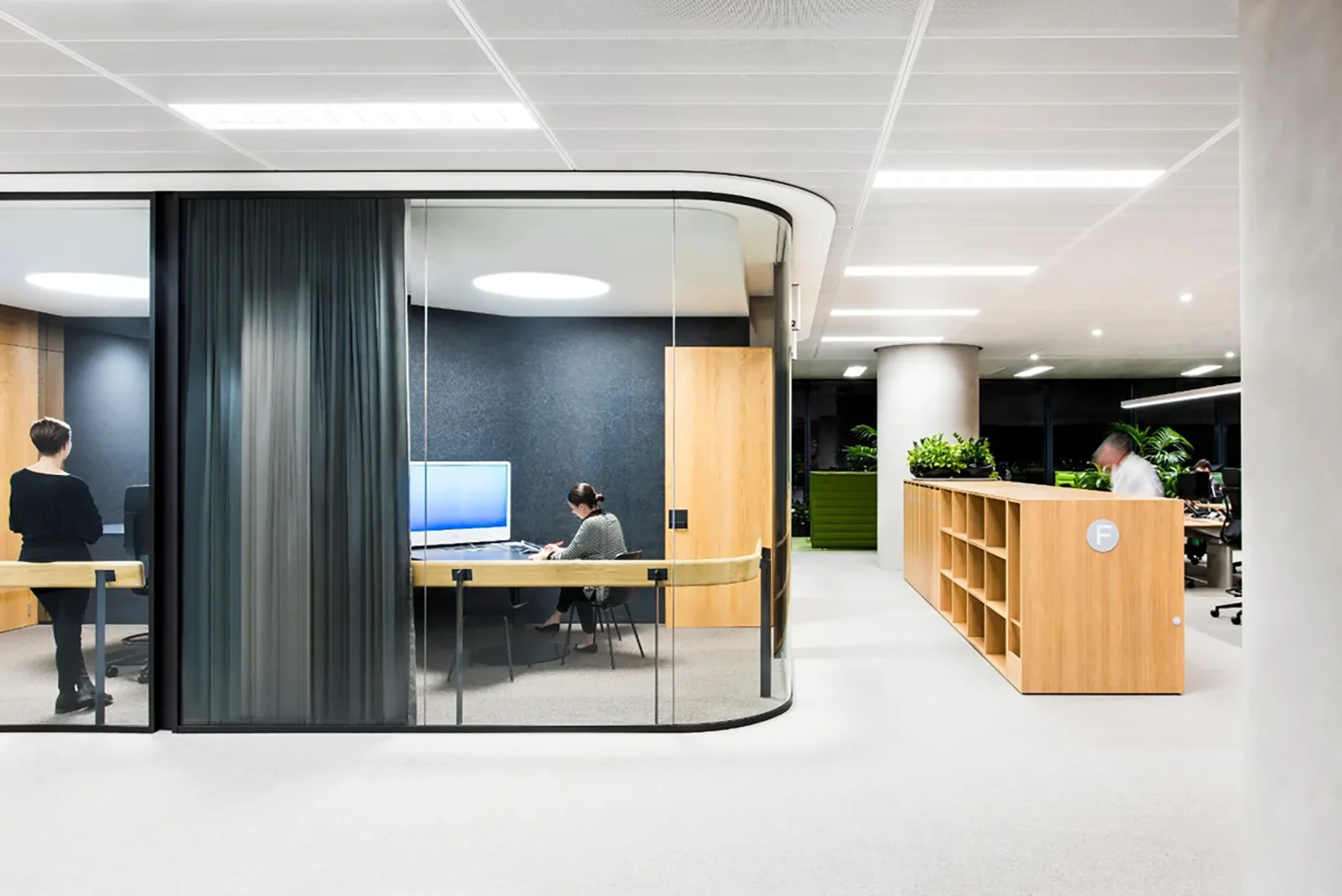 Wall-to-wall layout with linear grid and rectangular tiles