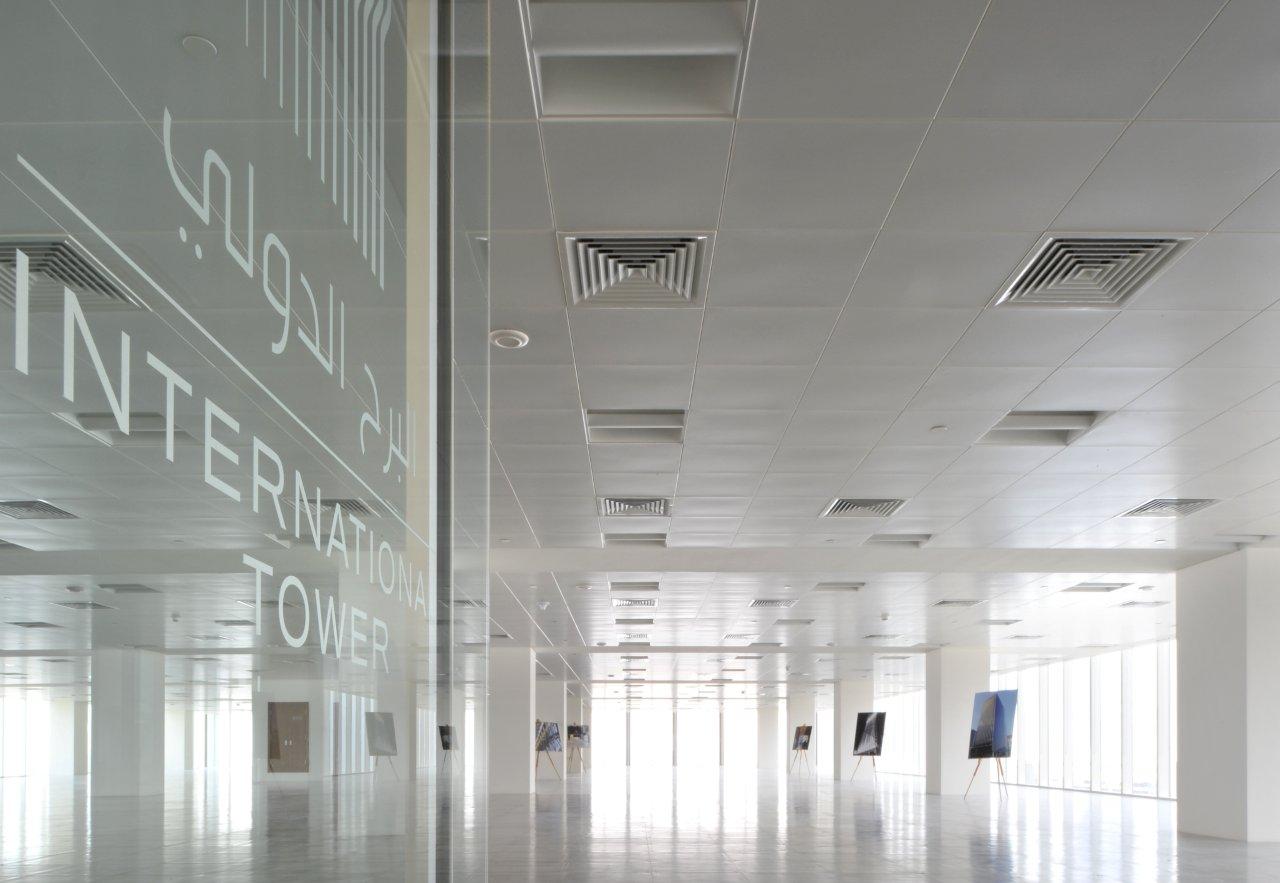 int-com-150-008-©Philip Vile.jpg