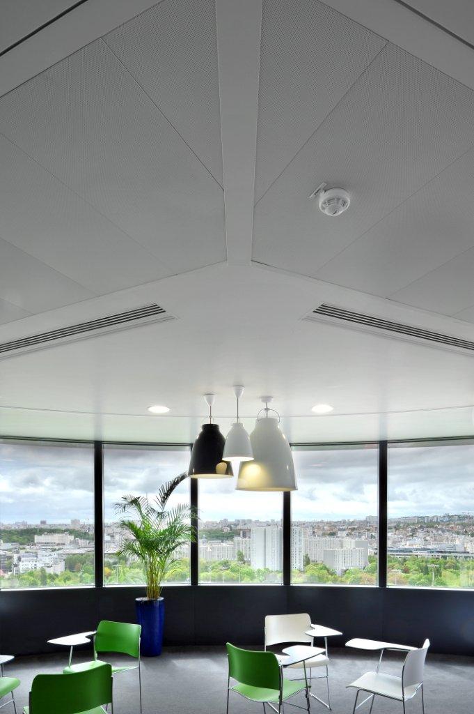 bou-com-330p-03© Philip Vile.jpg