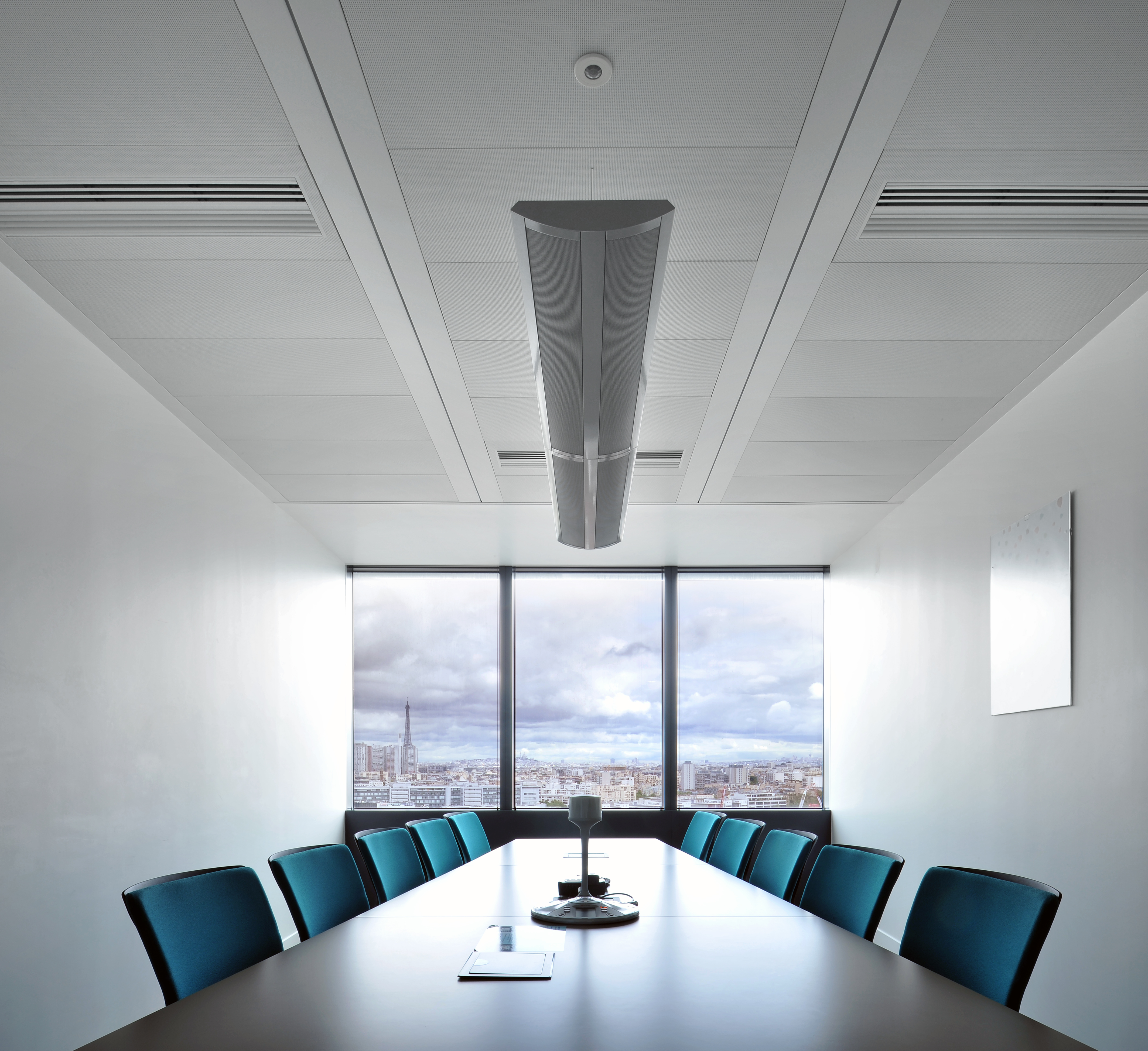 bou-com-330p-01© Philip Vile.jpg (1)